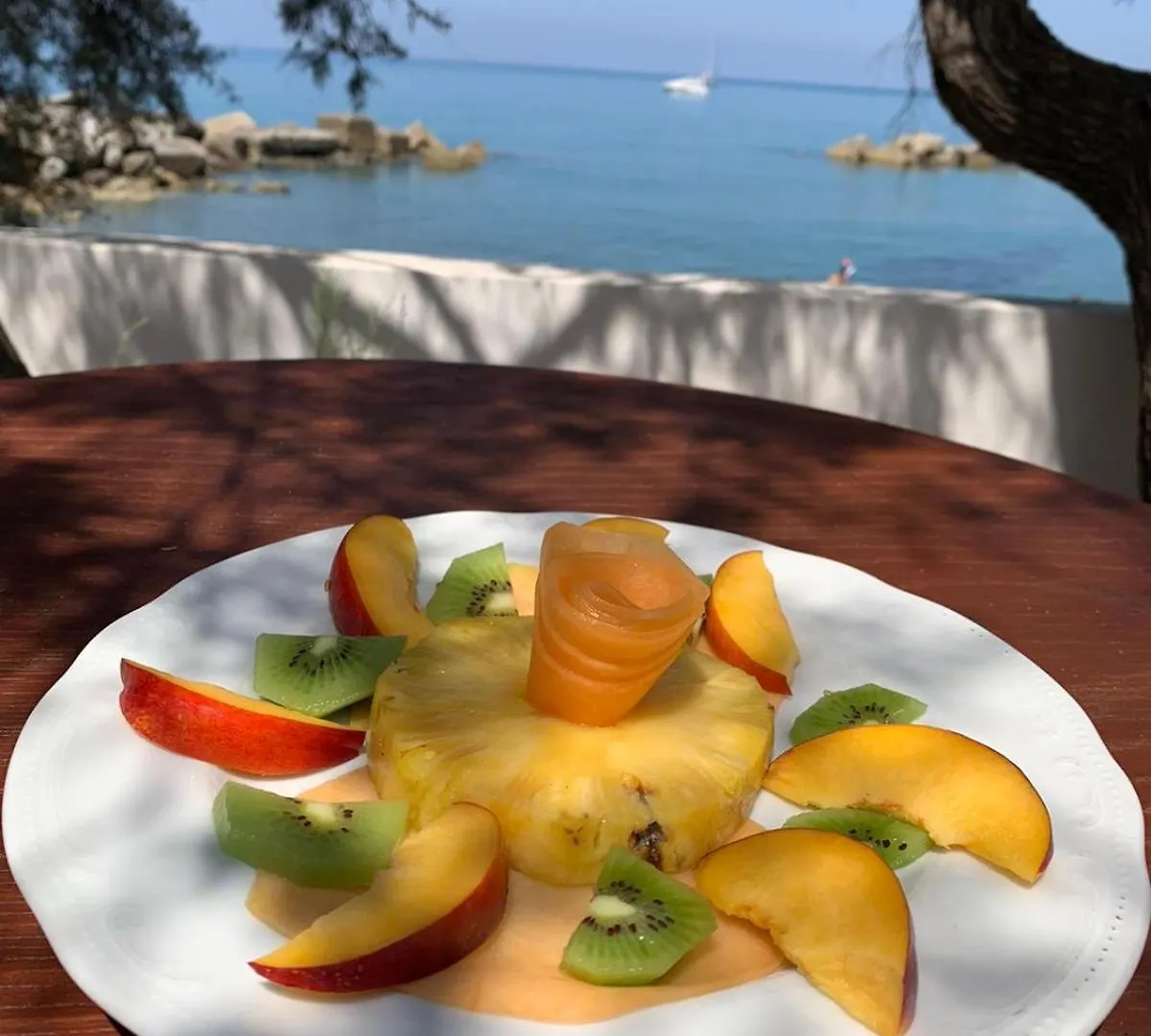 Testa Di Monaco - Basic Beach Accommodations Capo d'Orlando Italy